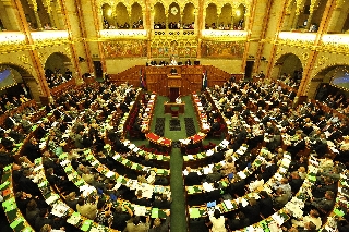 A bankok elszámoltatásáról dönthet ma a parlament