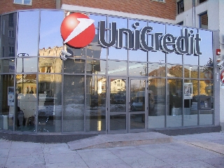 Digitalizációval erősít az UniCredit, az idén bezár 29 fiókot