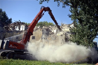 Megkezdődött a Dzsumbuj utolsó ikerépületének bontása